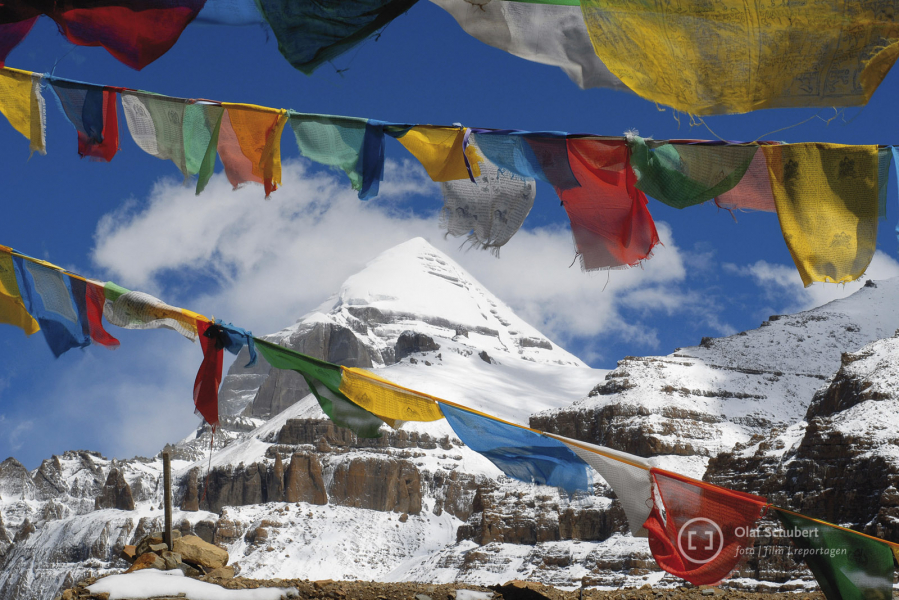 website_olafschubert_tibet_gebetsfahnen-vor-mount-kailash_westtibet